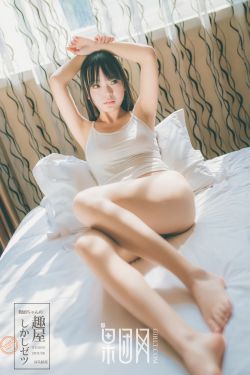 拖行李箱的女人